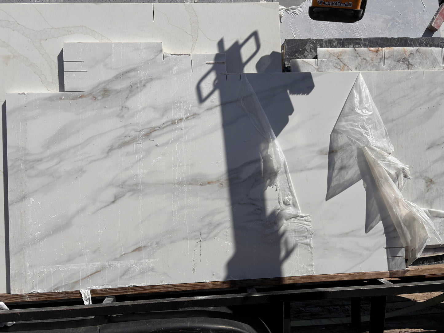 2cm, gold veins, Gray Veins, Grey Veins, Outlet Material, Quartz, Quartz Remnant, Rare Find, Remnant, remnants, thickness-2cm, Veins, white, White Quartz, White Veins Quartz Remnants