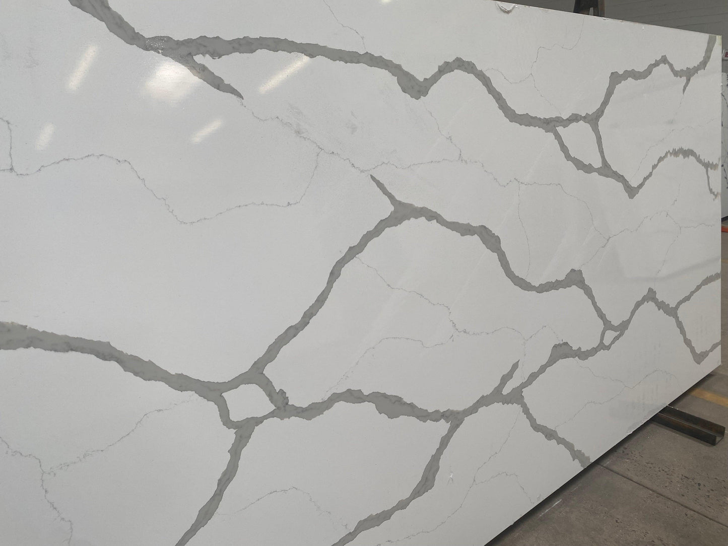 2cm, beige, Beige Quartz, brown, Brown Veins, cream, Full Slab, Glossy, gold, gray, Grey Veins, Light Veins, Outlet Material, Quartz, quartz-slabs, Rare Find, thickness-2cm, Veins, white, White Quartz Quartz Full Slab