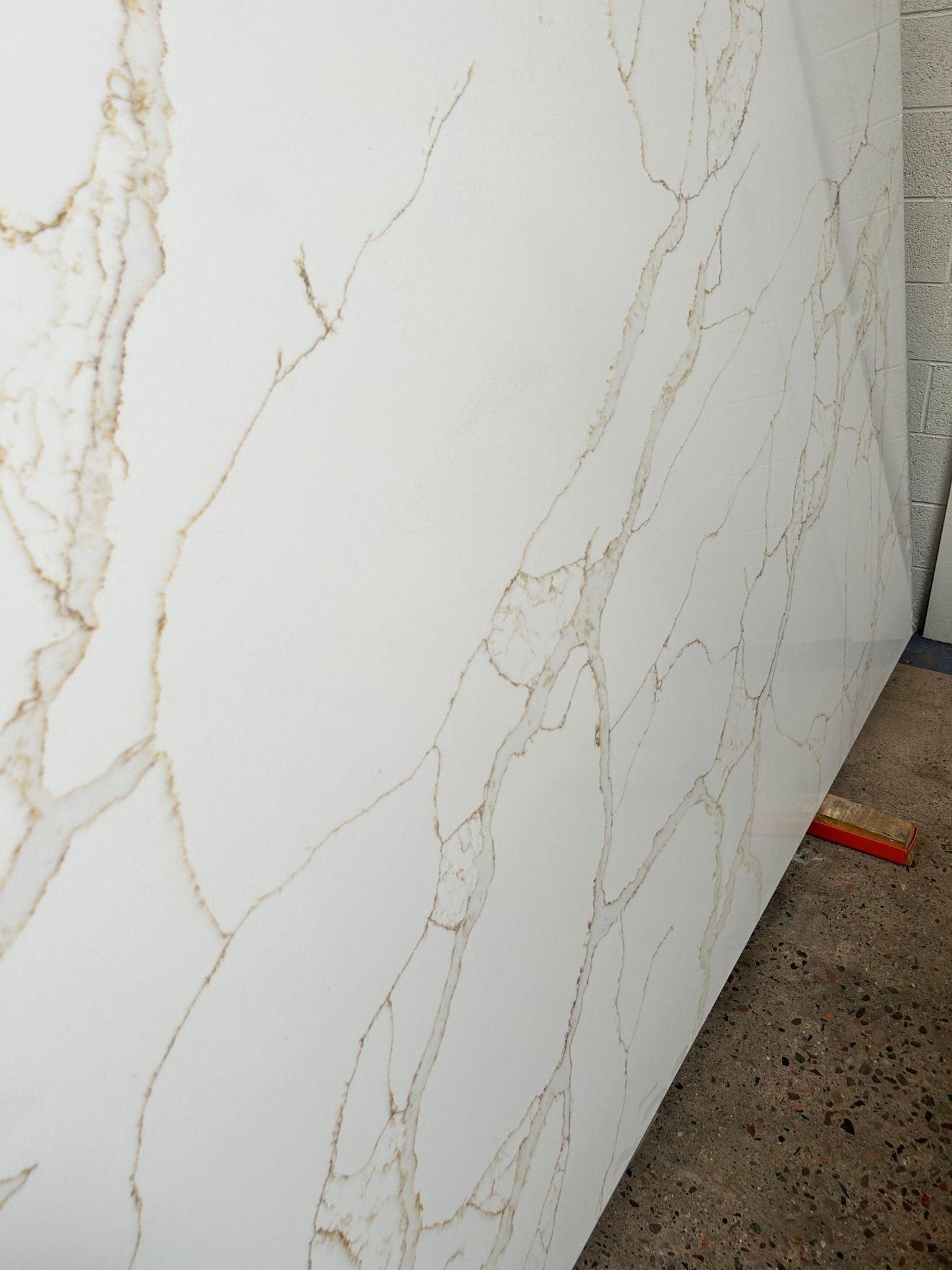 2cm, gold, gold veins, Grey, Quartz, quartz-slabs, Rare Find, thickness-2cm, Veins, white, White Quartz