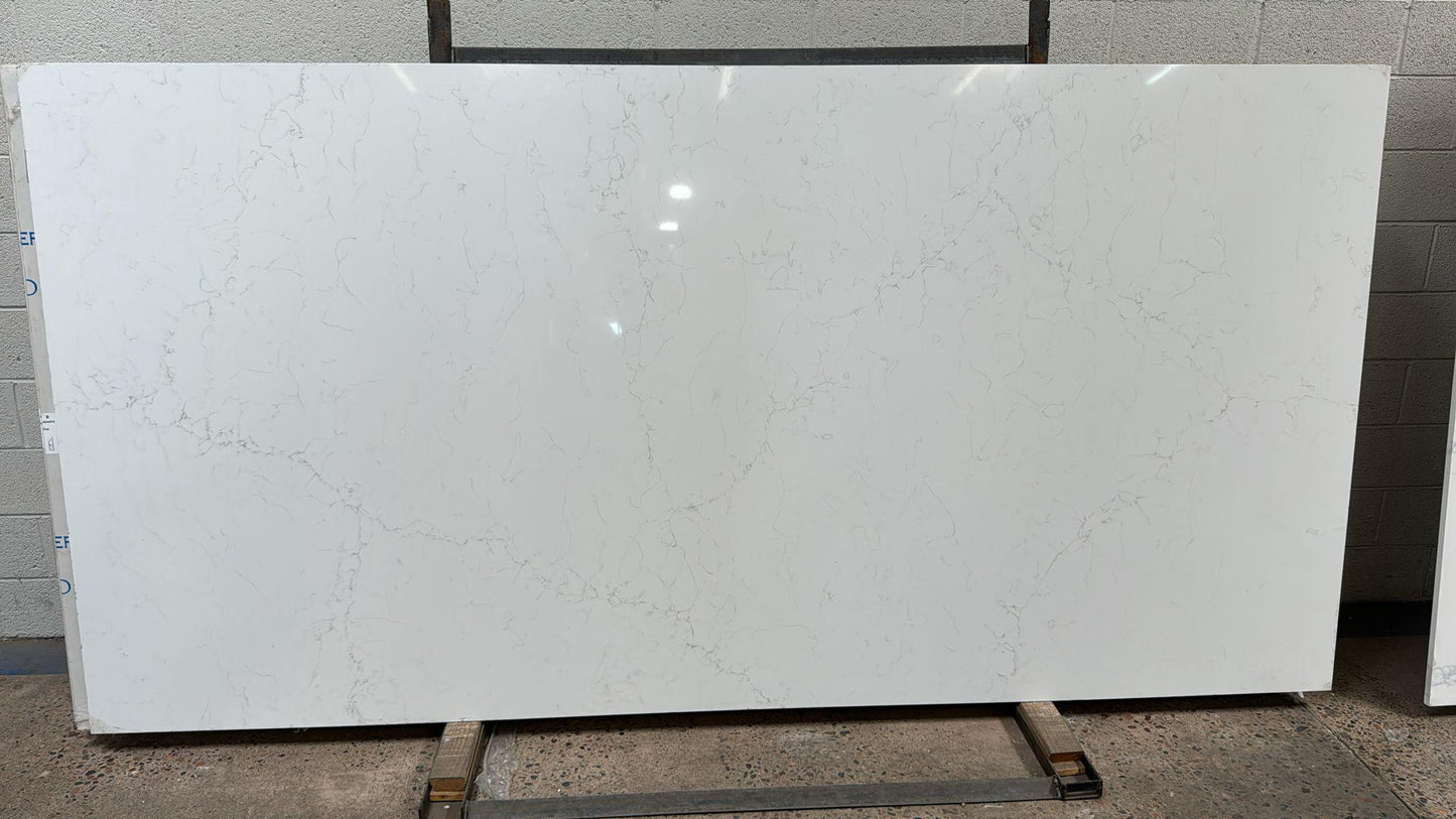 2cm, Full Slab, Glossy, gray, Gray Veins, Grey, Grey Veins, Light Veins, Outlet Material, Quartz, quartz-slabs, Single, Single Slab, thickness-2cm, Veins, white, White Quartz