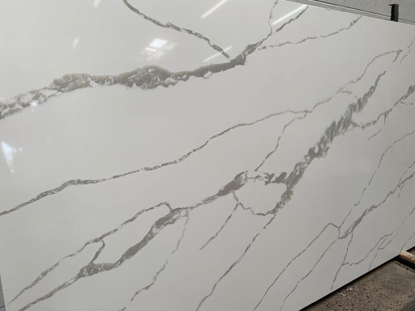 2cm, beige, brown, cream, Full Slab, hide, Quartz, quartz-slabs, Rare Find, thickness-2cm, white, White Quartz