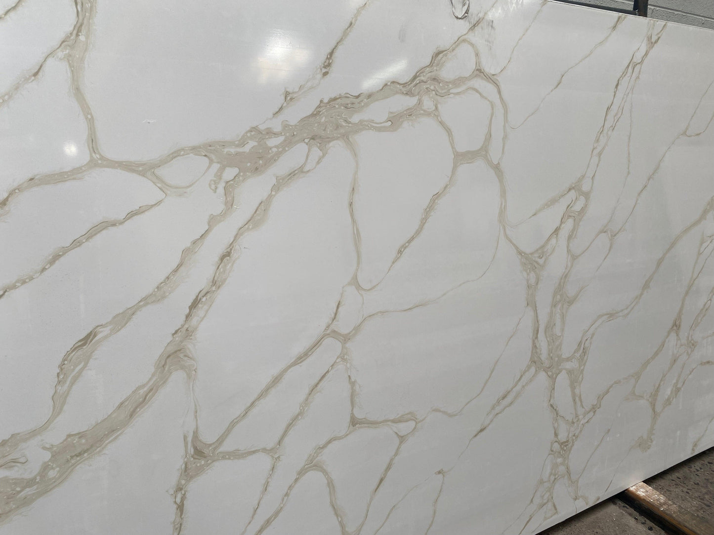2cm, beige, Beige Quartz, bronze, cream, Full Slab, Glossy, gold, Quartz, quartz-slabs, Rare Find, thickness-2cm, Veins, white, White Quartz