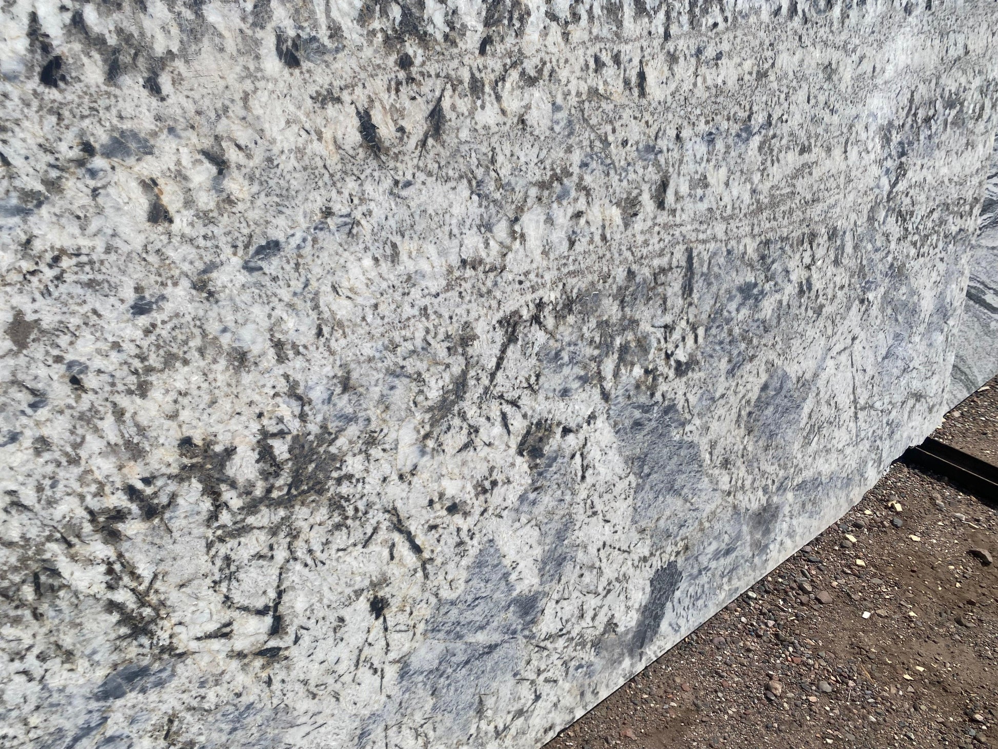 2cm, cream, Crystals, Glossy, Granite, Outlet Material, Rare Find, Remnant, remnants, thickness-2cm Granite Remnant