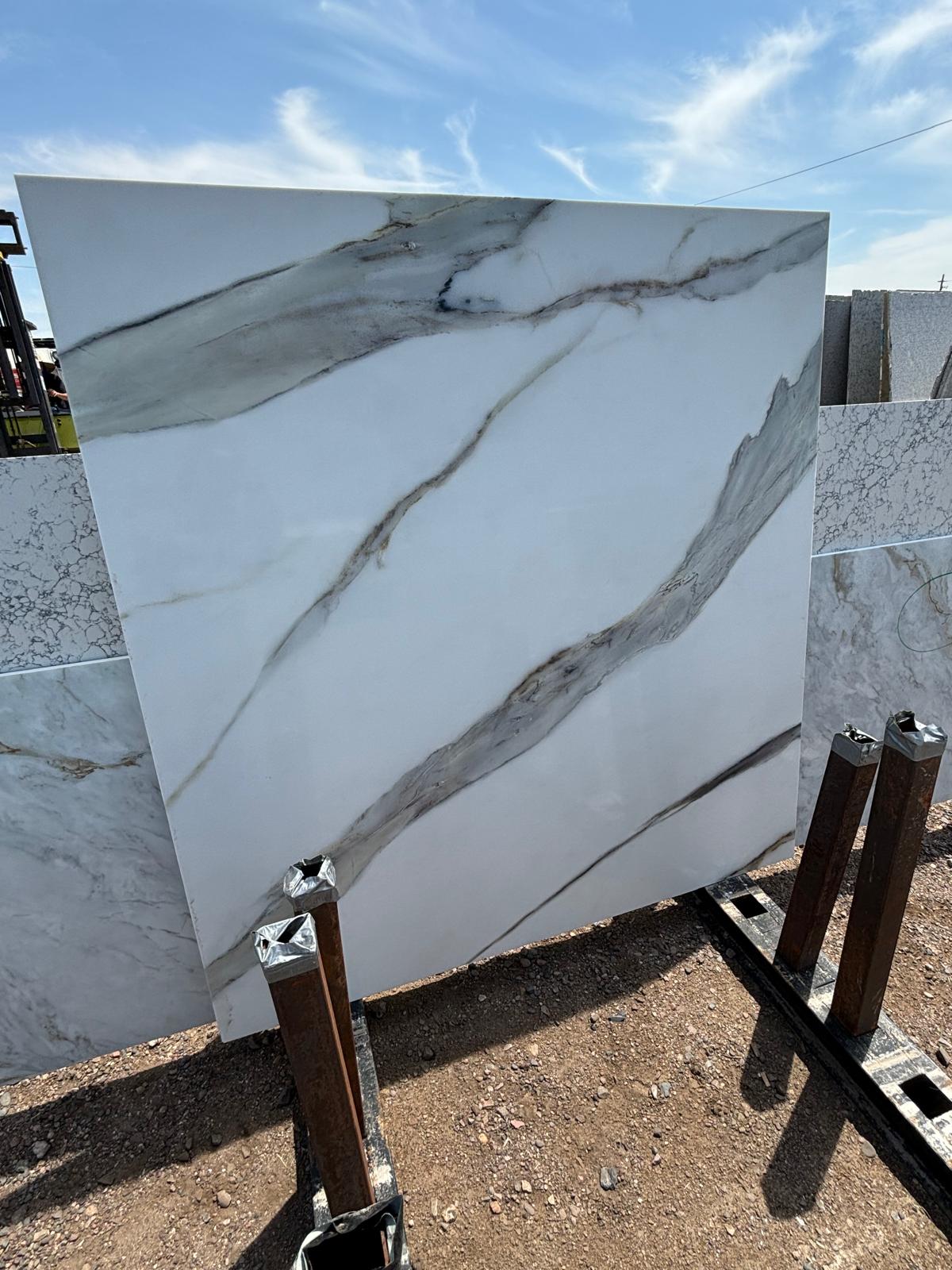 Marble Look Quartz. White quartz with massive beautiful veins. Quartz remnants in Glendale.