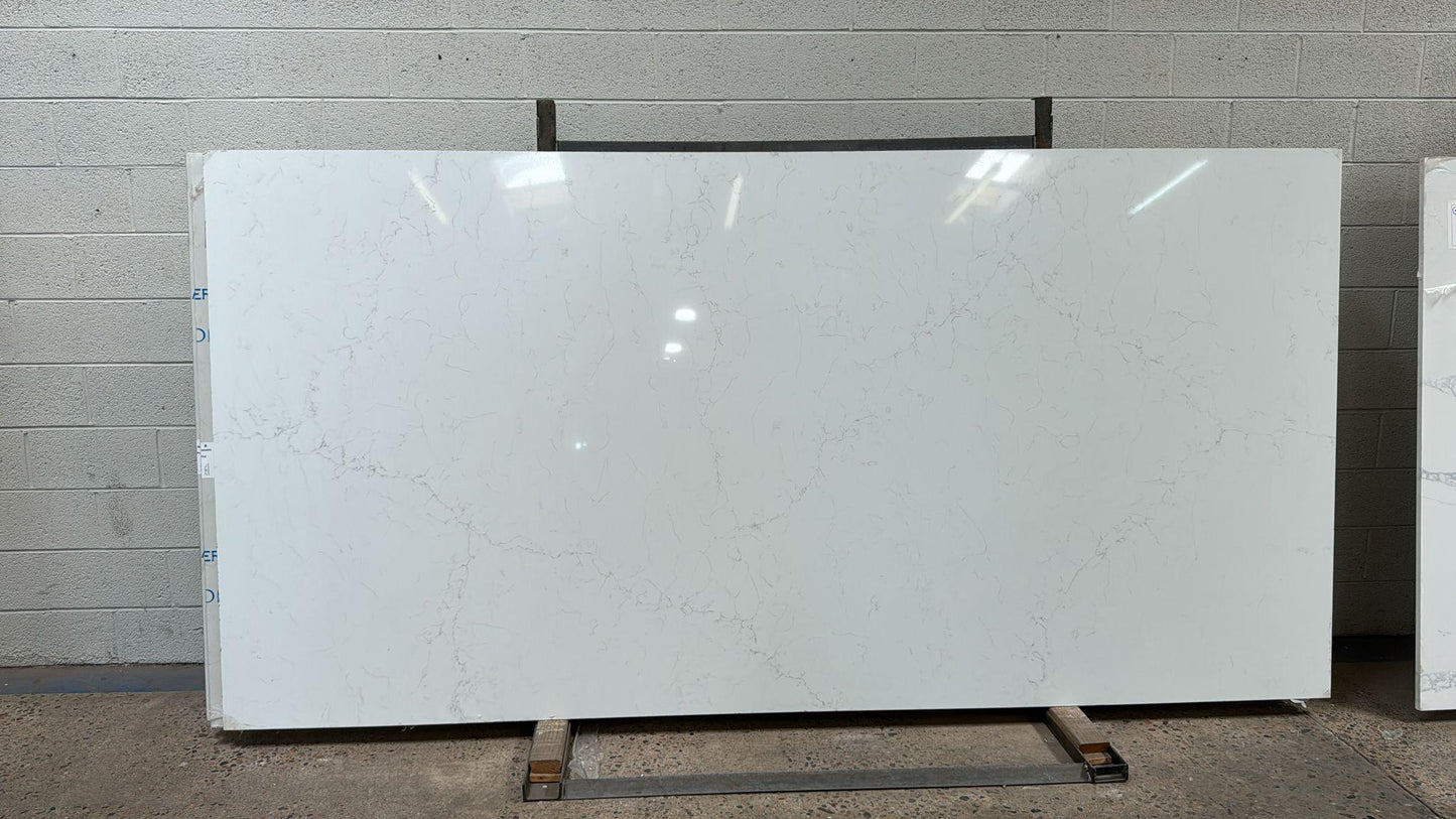 2cm, Full Slab, Glossy, gray, Gray Veins, Grey, Grey Veins, Light Veins, Outlet Material, Quartz, quartz-slabs, Single, Single Slab, thickness-2cm, Veins, white, White Quartz 