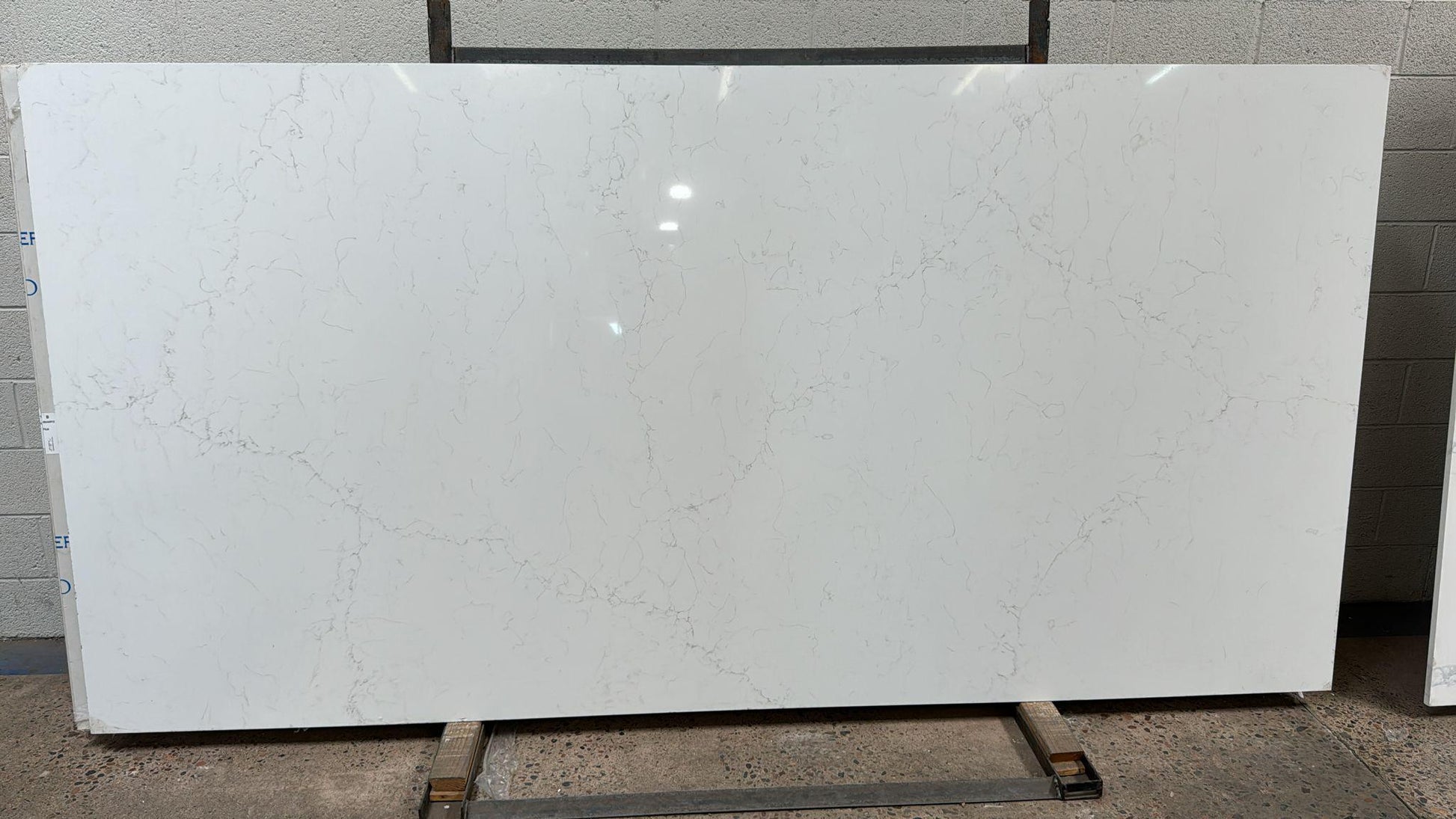 2cm, Full Slab, Glossy, gray, Gray Veins, Grey, Grey Veins, Light Veins, Outlet Material, Quartz, quartz-slabs, Single, Single Slab, thickness-2cm, Veins, white, White Quartz 